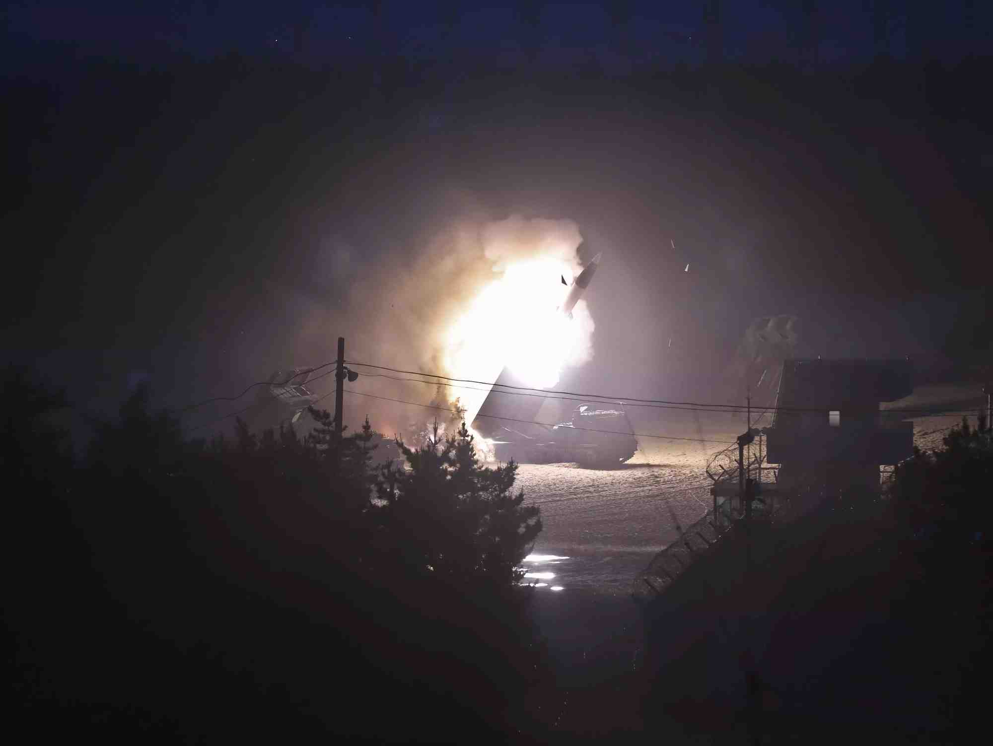 Image d'illustration : tir d'un missile AGM-140 ATACMS depuis un M270 MLRS en Corée du Sud (6 juin 2022).