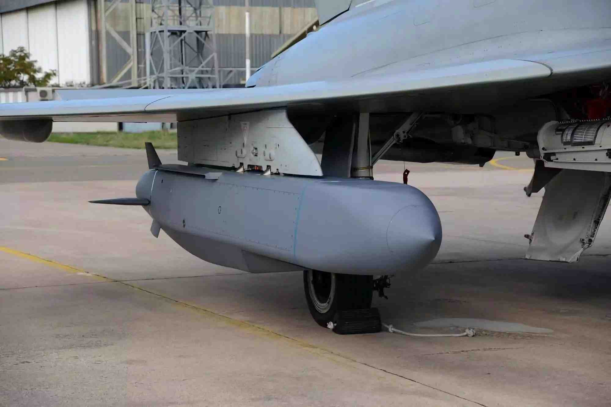 Missile air-sol Storm Shadow sous l'aile d'un avion de combat Eurofighter.