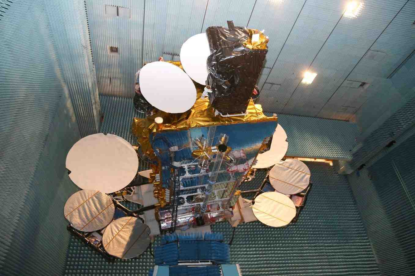 SES 12 dans la chambre anéchoïque Mistral d’Intespace, à Toulouse