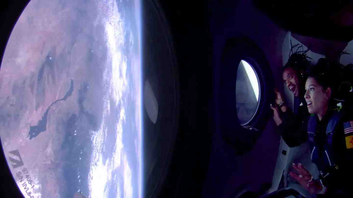 Les passagers du SS2 s’émerveillant devant la vue de la Terre depuis 87,2 km d’altitude.