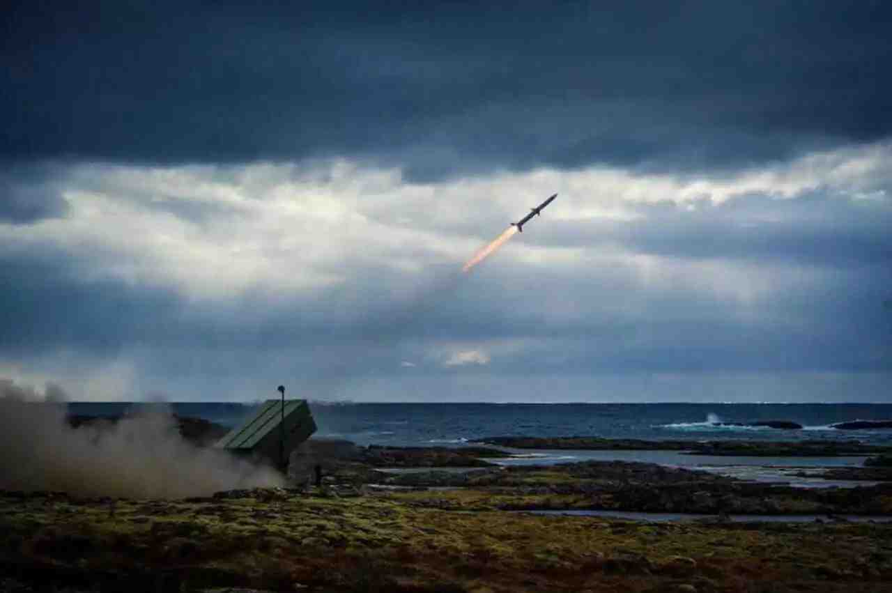 4403604_Norway AMRAAM 3 of 34
