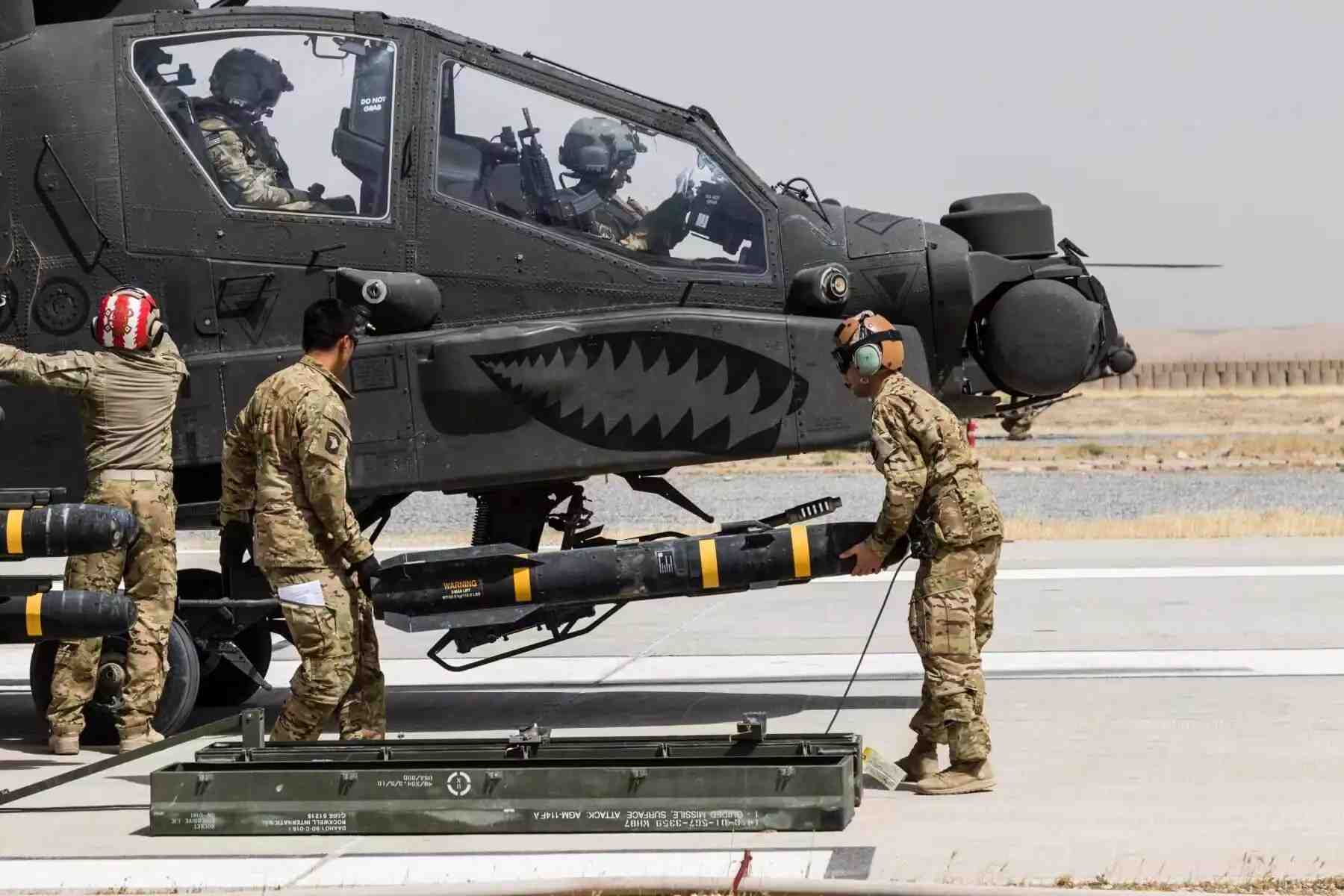 Missile AGM-114 Hellfire sur un hélicoptère Apache de l'armée américaine