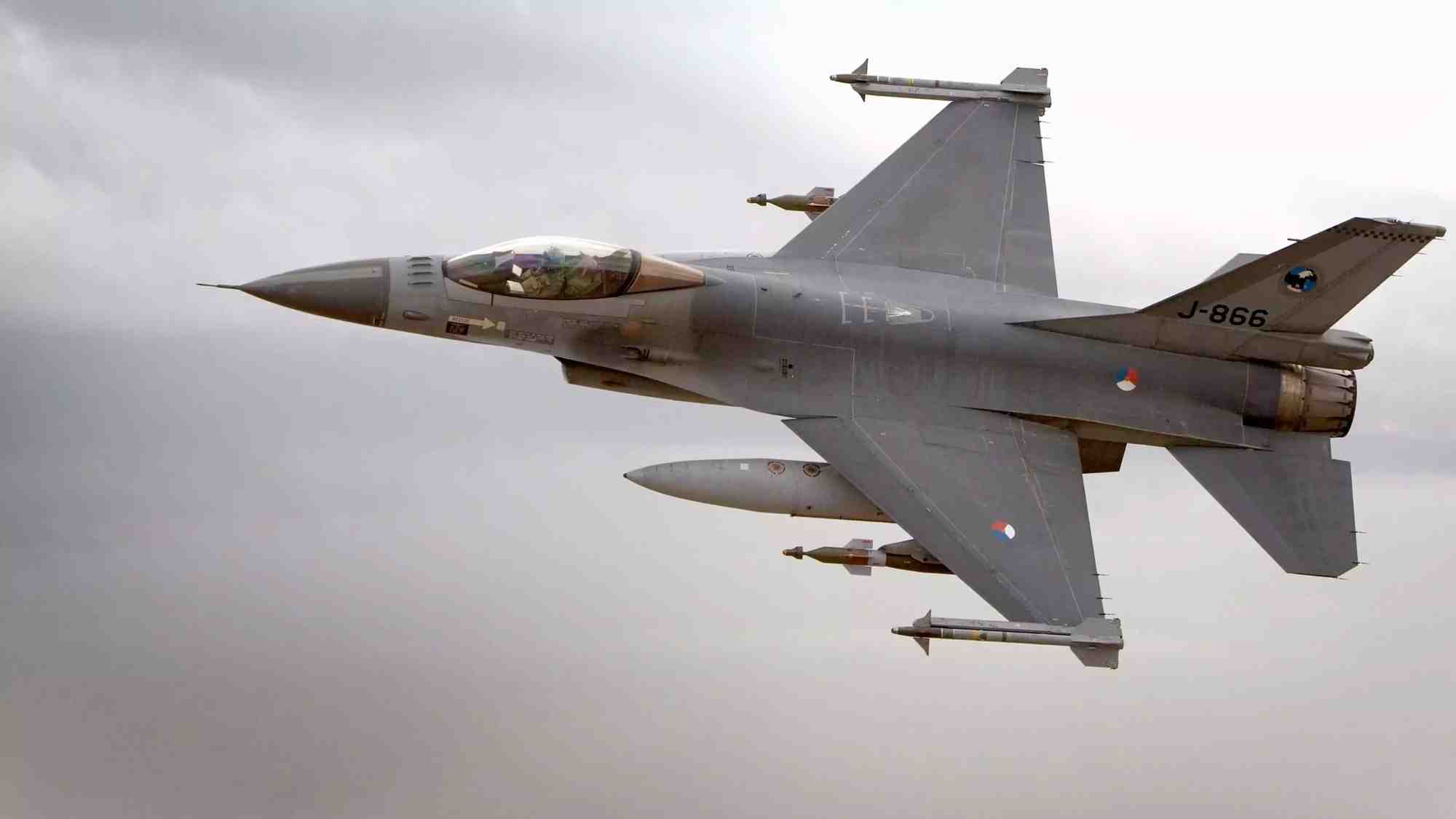 F-16A MLU de l'Armée de l'air royale néerlandaise durant un vol à basse altitude.