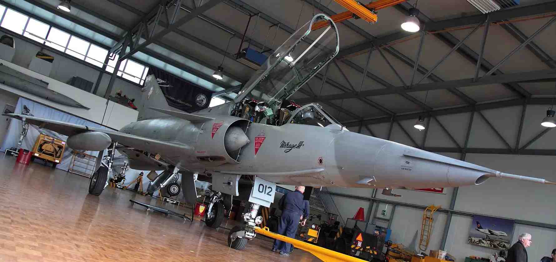Le Mirage III DS dans son hangar.