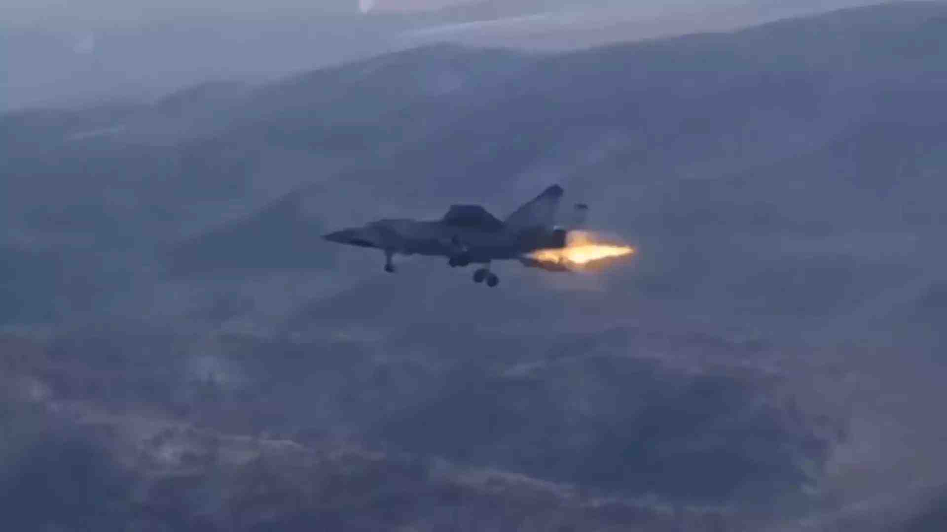 Le MiG-31 Foxbat russe en feu, peu de temps avant l'éjection de l'équipage de l'avion de combat.