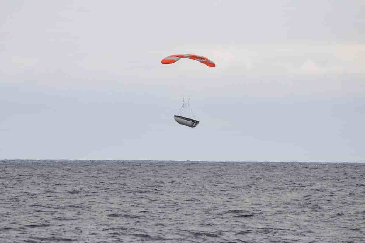 La coiffe du vol F55 sous son parapente, au-dessus du Pacifique
