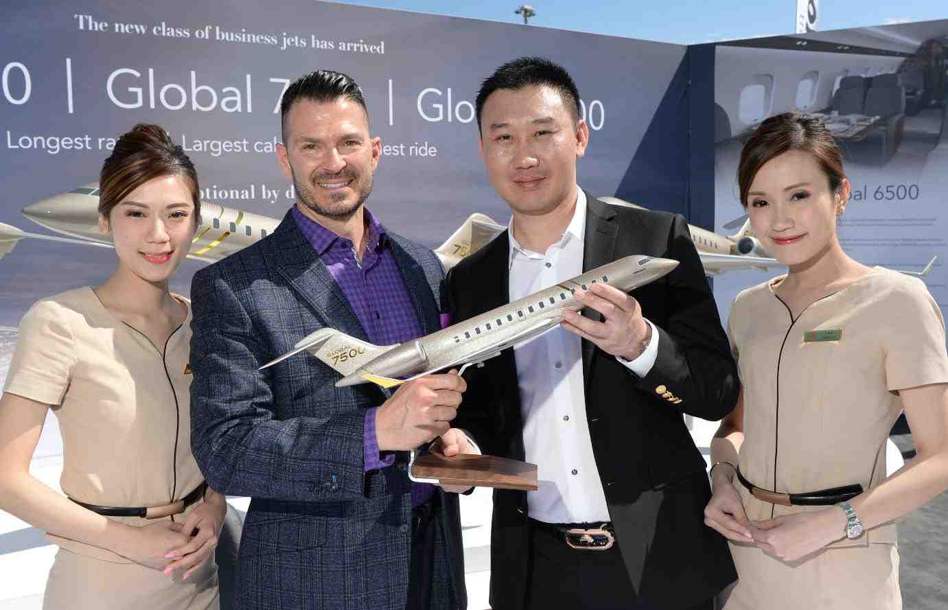David Coleal, président de Bombardier Avions d’affaires (centre gauche) et Zhang Yijia, président de HK Bellawings (centre droit).