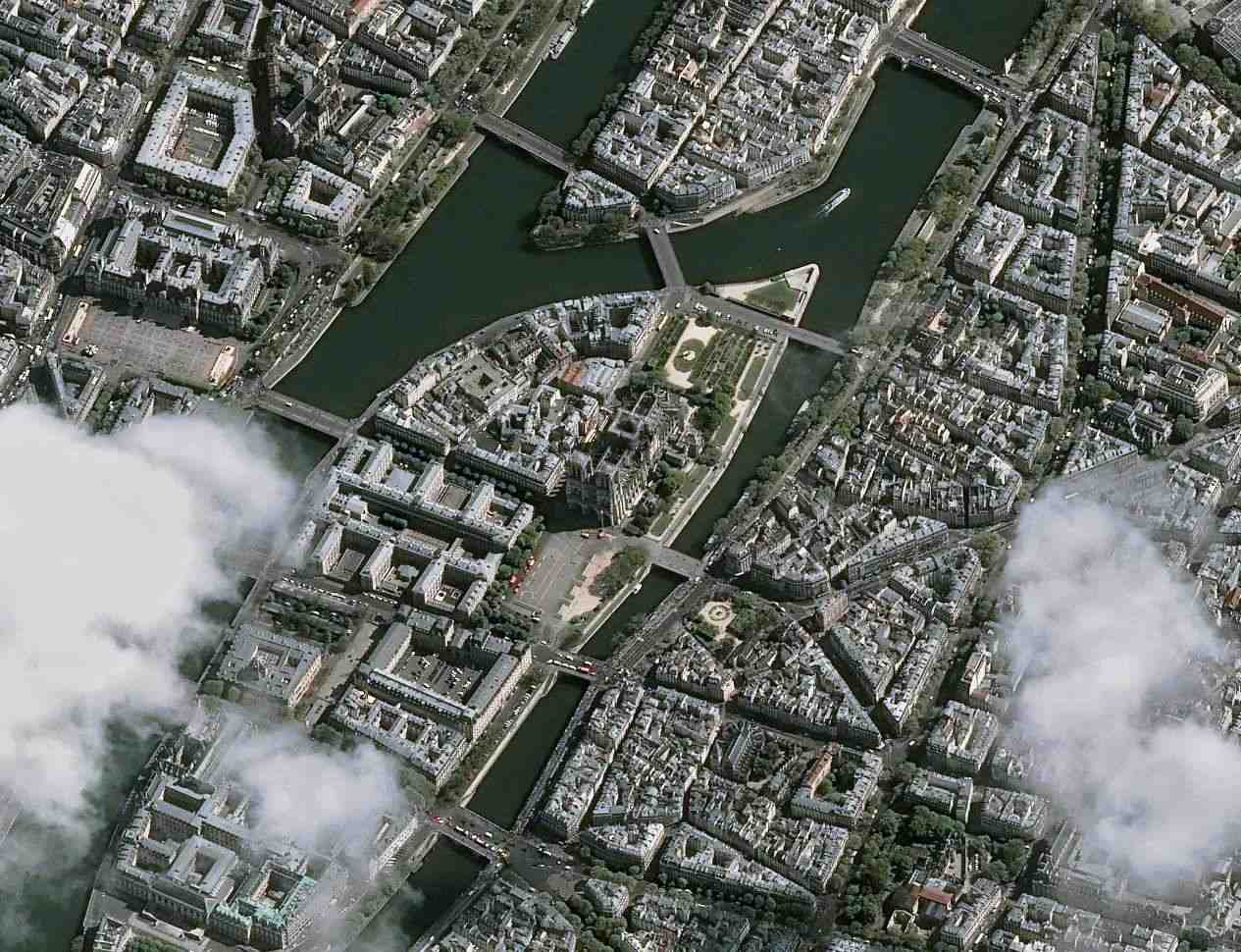 Au coeur de Paris, toujours debout