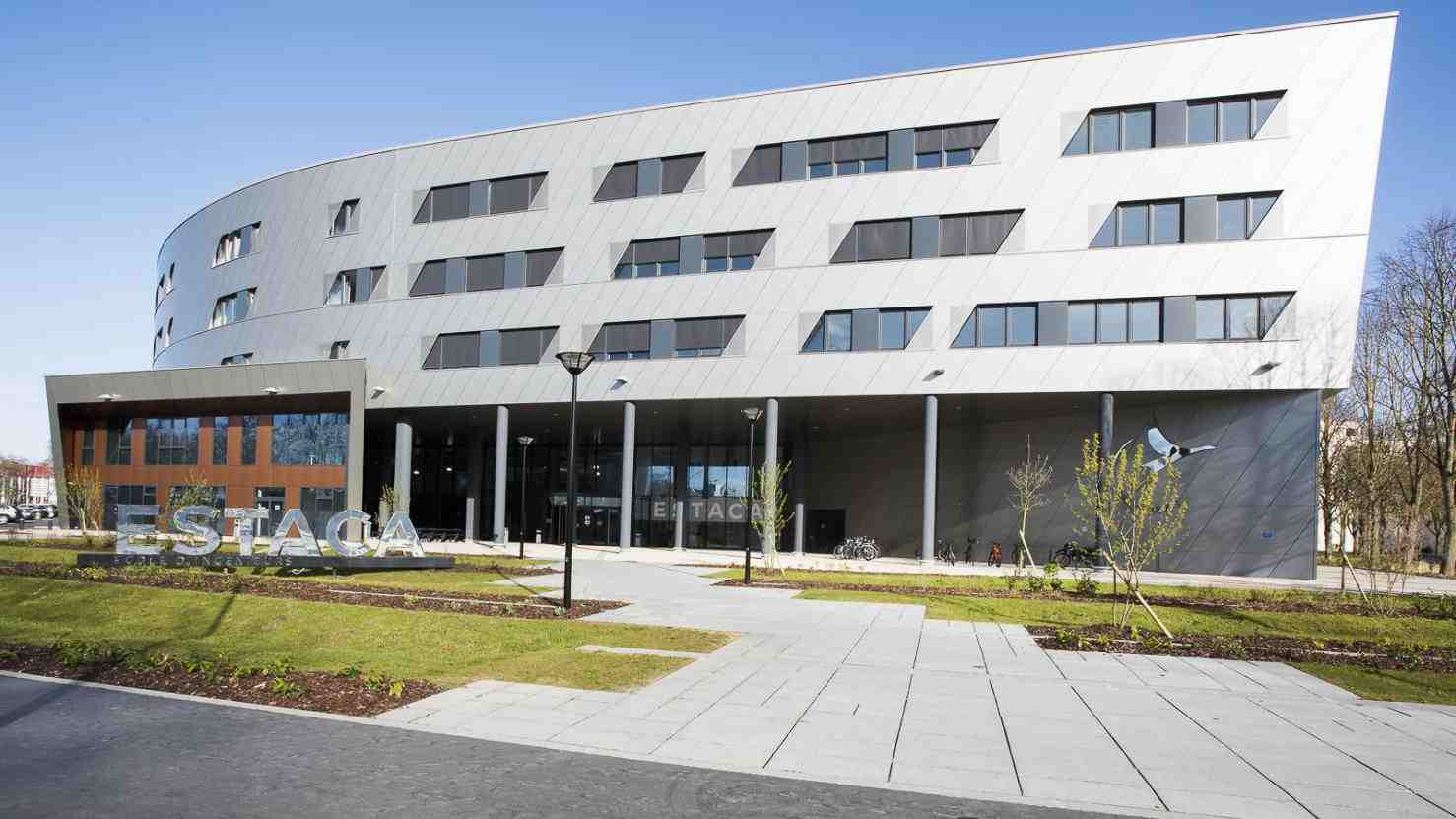 L'Estaca compte deux sites en région parisienne et à Laval.