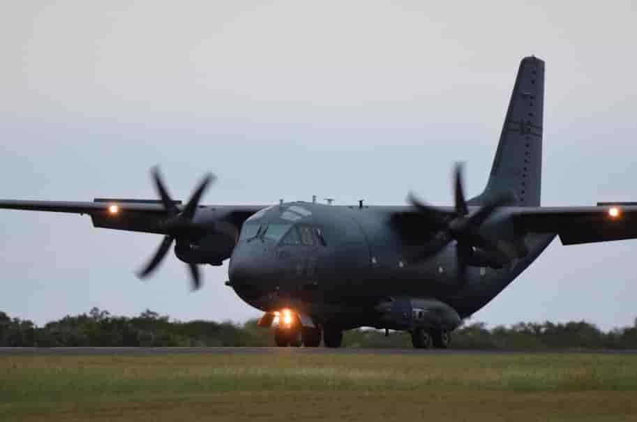 Au petit matin, le C-27J australien se pose sur la piste de Koumak.
