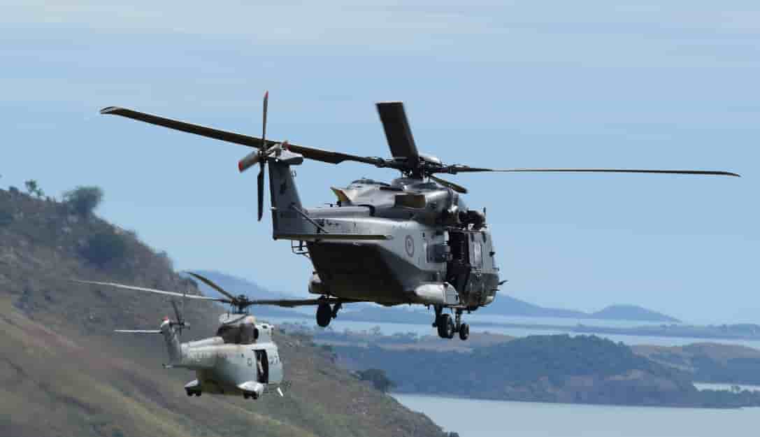 Un Puma français et un NH90 néo zélandais volent en patrouille.