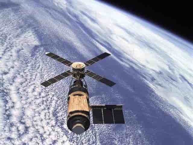 Skylab sur orbite, recouvert de son "parasol" de fortune.