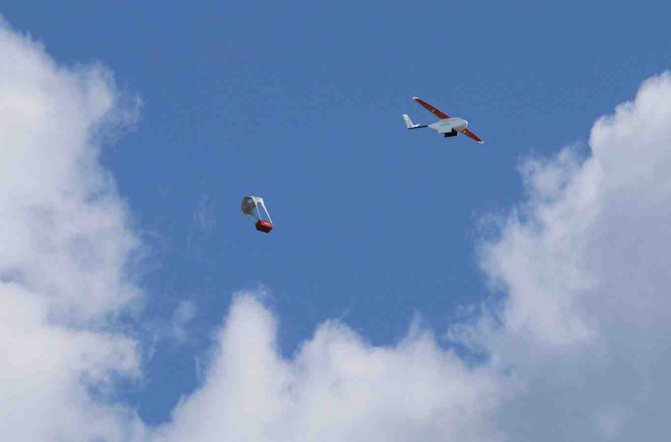 La solution de Zipline permet de livrer des boites contenant des produits médicaux.