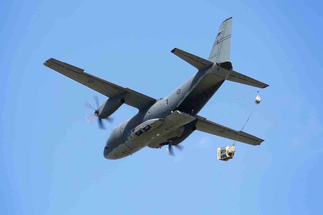 Le C-27J Spartan peut conduire des missions d'aérolargage.