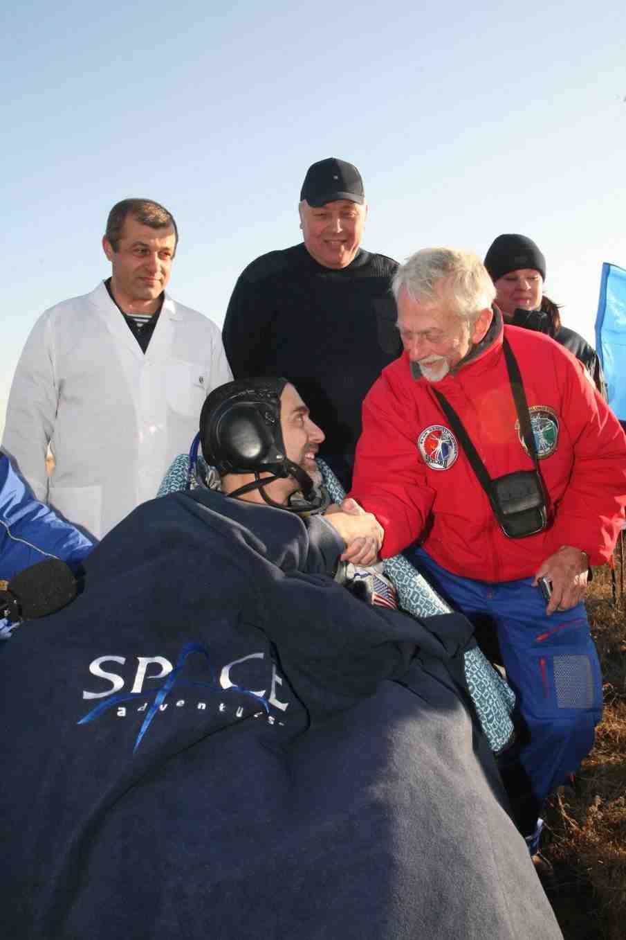Owen Garriott accueille son fils Richard Garriott, de retour de l'ISS, le 24 octobre 2008