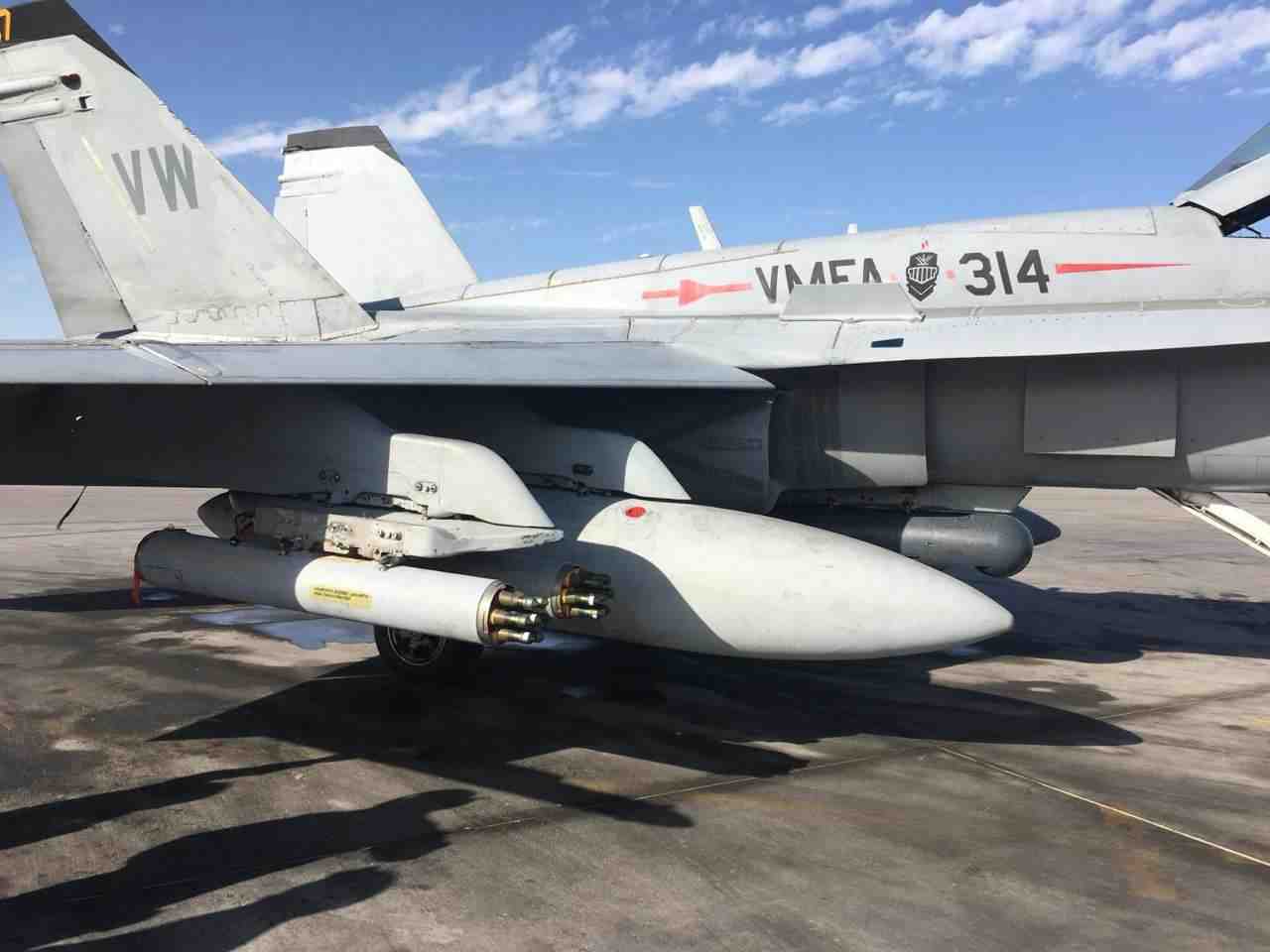 La roquette APKWS a été testée sur un F/A-18 Hornet des Marines.