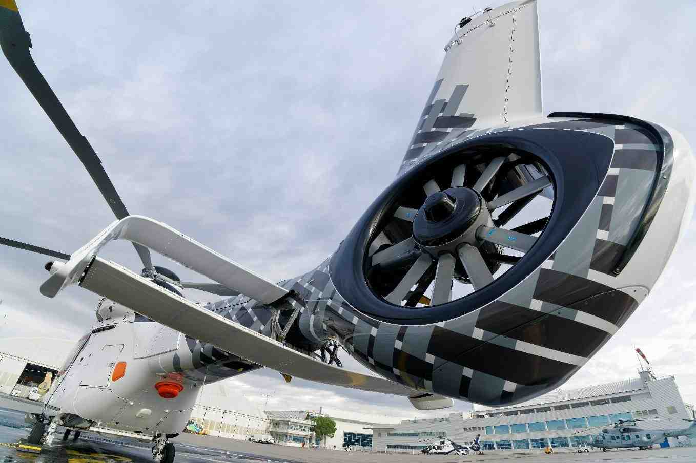 Le Fenestron sur le H160, incliné de 12° dans le plan vertical, permet de meilleures performances en vol.