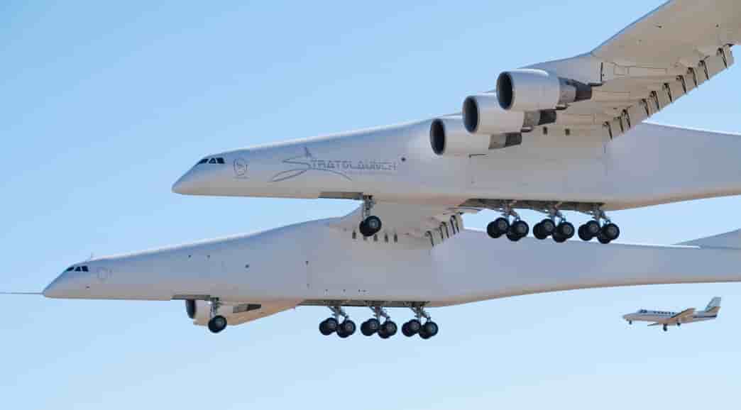 Le Stratolaunch au cours de son premier vol, qu'il a réalisé le 13 avril 2019, après plus d'un an d'essais au sol.