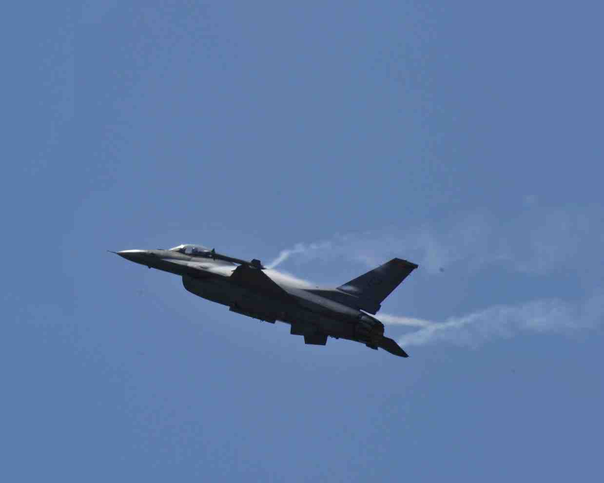 Les F-16 permettraient à la Slovaquie de renforcer et de moderniser sa flotte aérienne.
