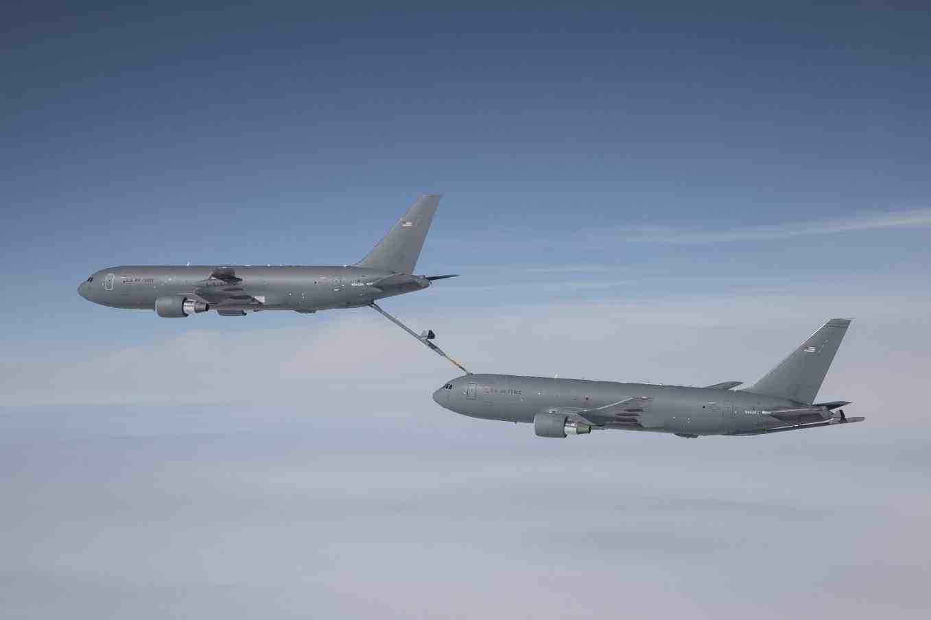Un KC-46 ravitaillant un second appareil du même type.