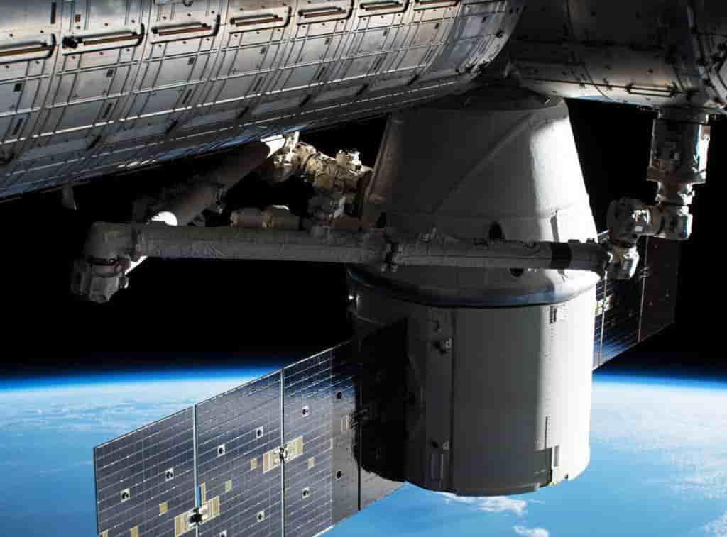 La capsule encore connectée au bras Canadarm2, amarrée au module Harmony de l'ISS