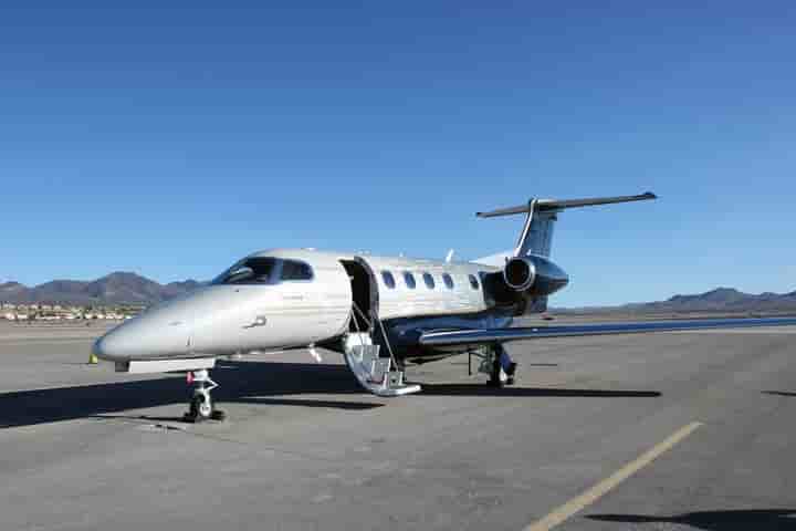 Le premier Embraer Phenom 300E, à cabine reconfigurée, a été livré le 29 mars 2018.