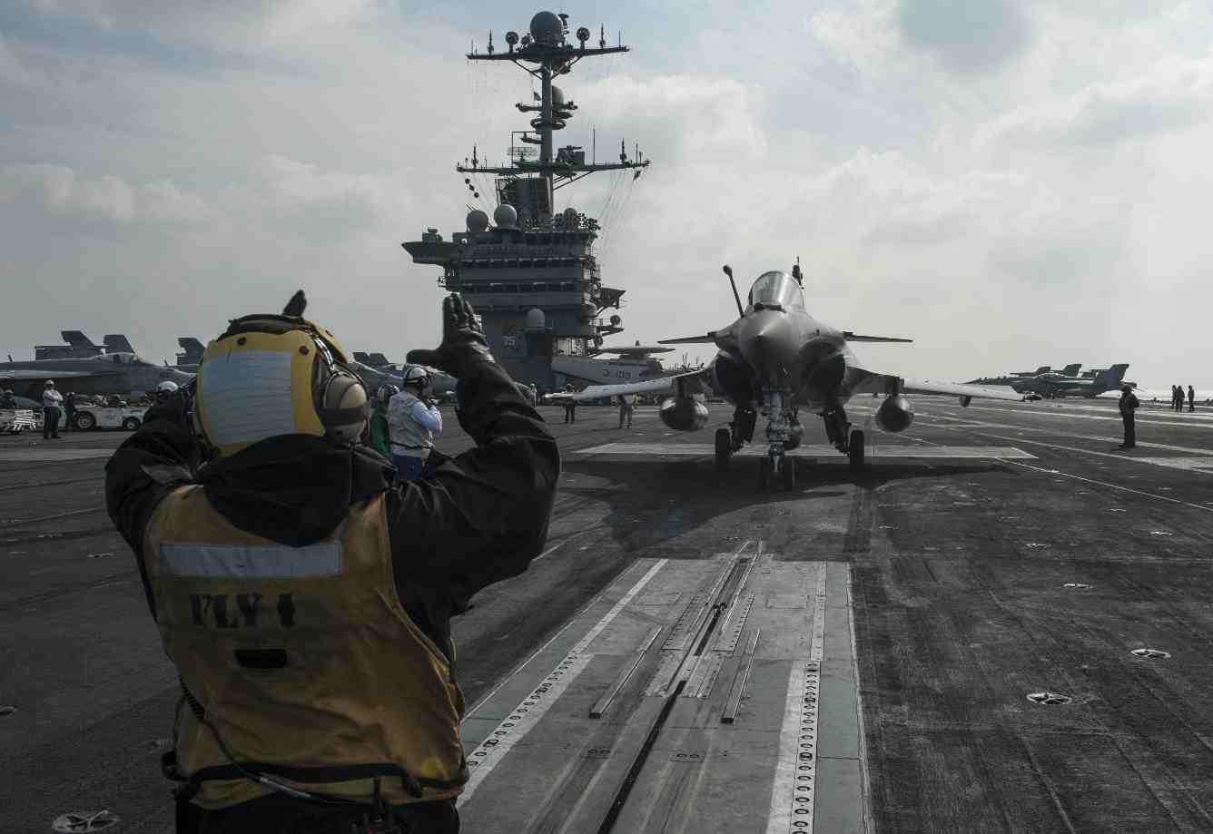 Les Rafale M ont été déployés plusieurs fois sur porte-avions américains. Mais jamais dans le cadre d'un déploiement si important.