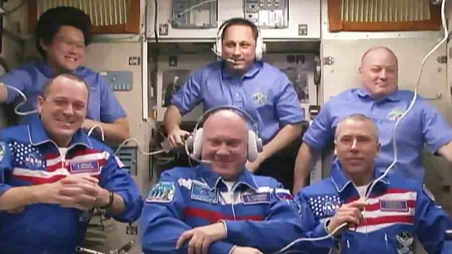 Traditionnel télépont après l'arrivée d'un équipage sur l'ISS. Les "petits nouveaux" sont au premier rang.