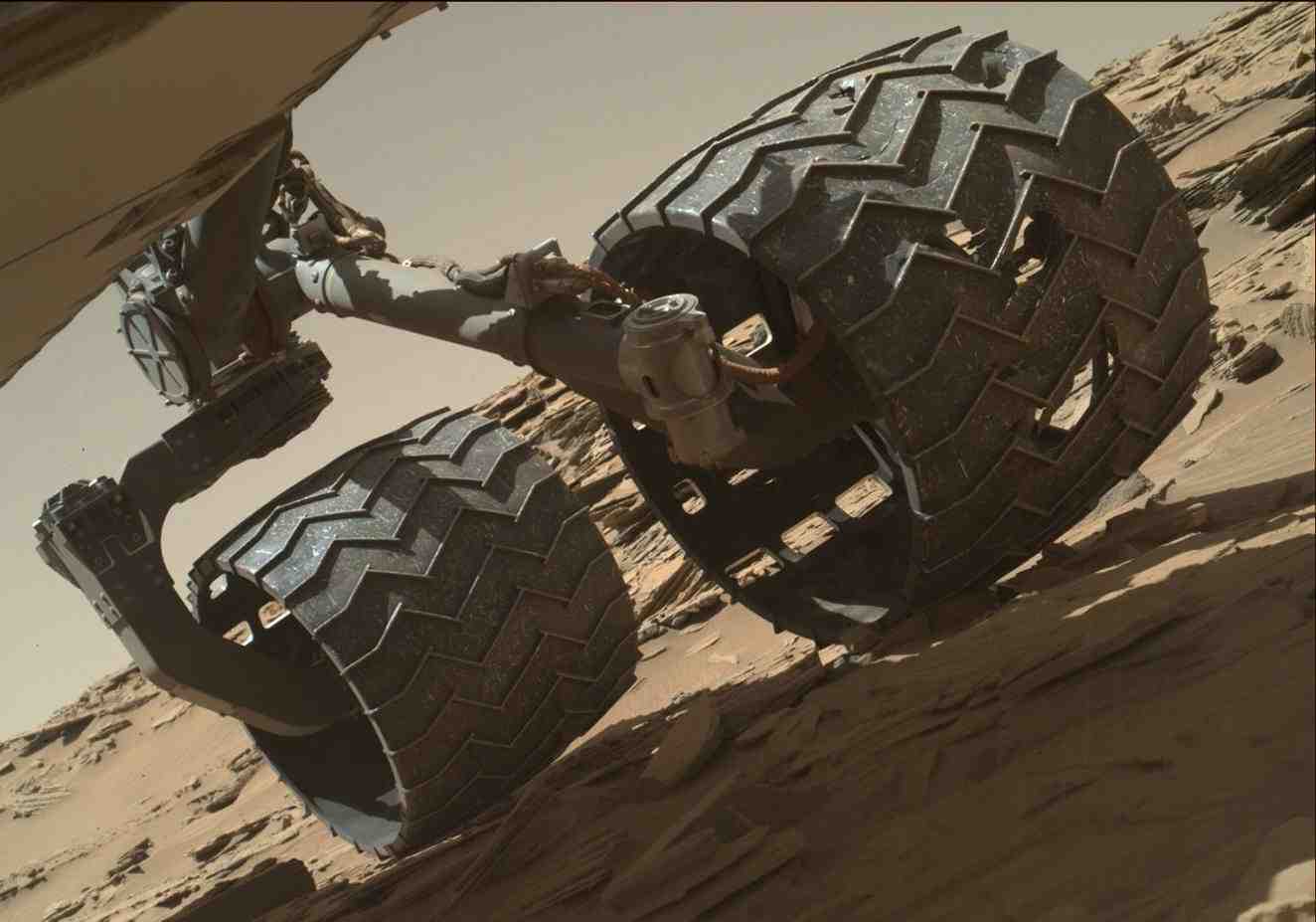"Visite d'inspection" visuelle des roues du rover effectuée le 18 avril... 2016