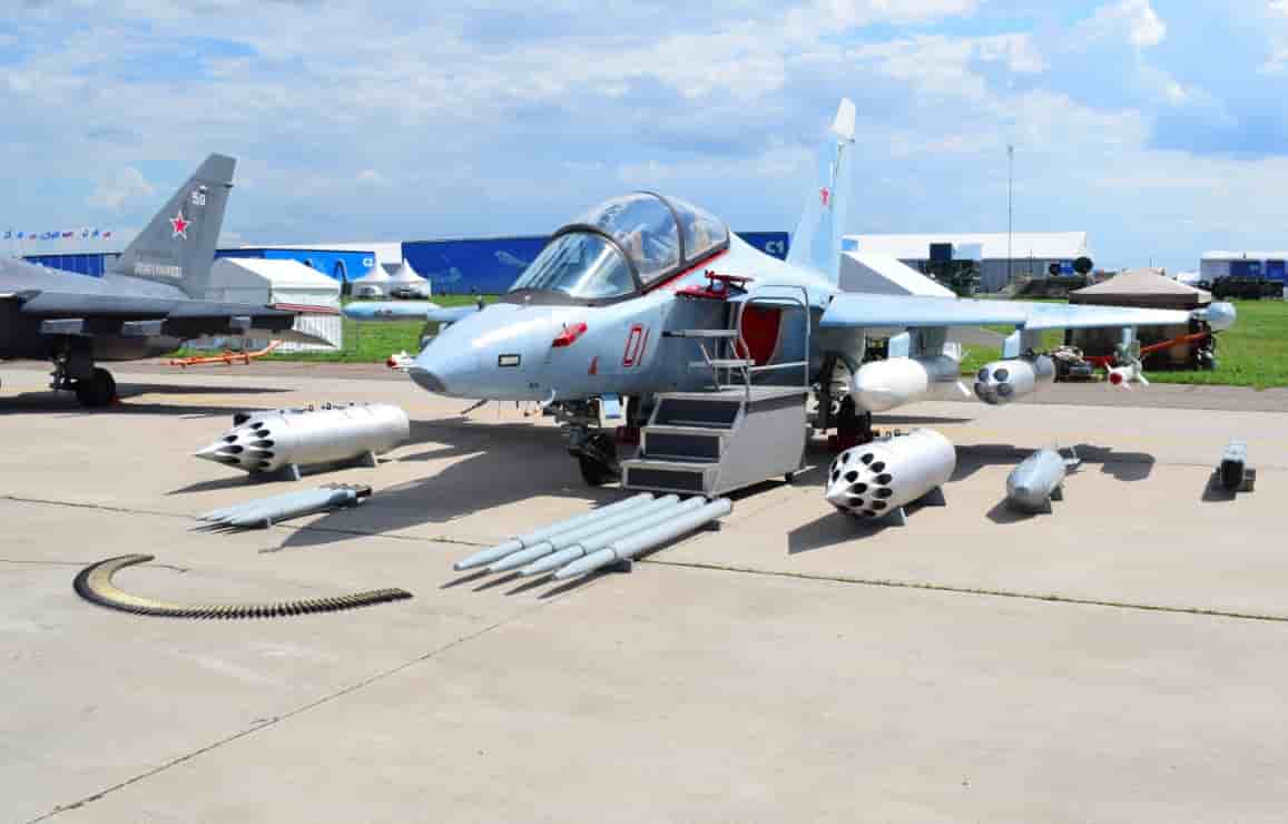 Le Yak-130 en version d'attaque au sol.