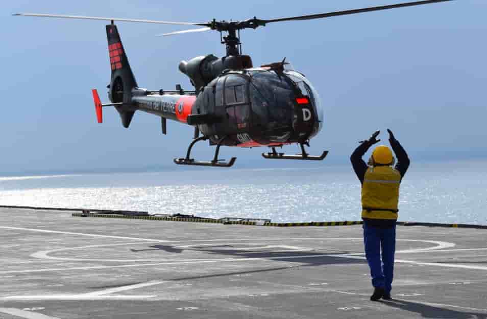 Une Gazelle du 5e RHC décolle du "Dixmude".