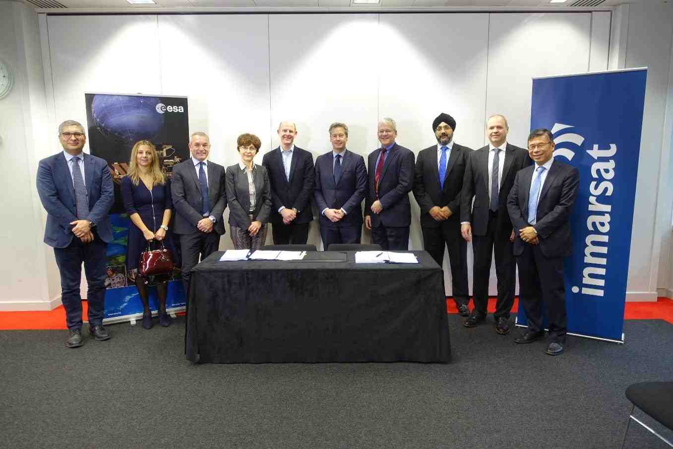 Les signataires de l'accord entre l'ESA et Inmarsat. Thales est aussi dans la boucle.