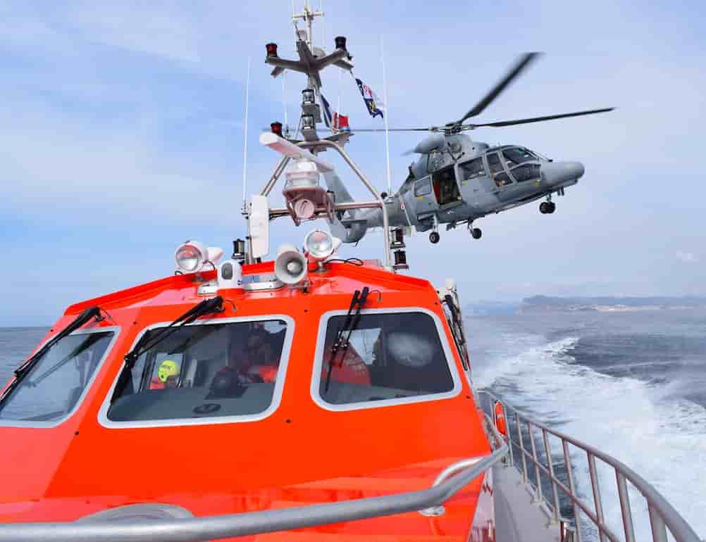 Un Panther de la 36F s'entraine au sauvetage en mer avec une vedette de la SNSM.