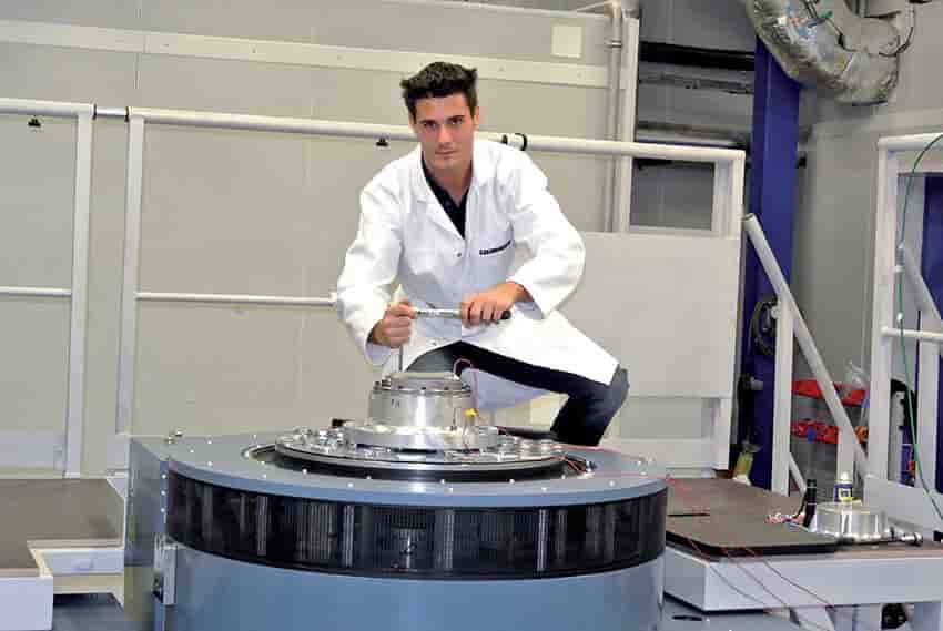 Titulaire d'un Bac Stige, Jonathan Candeloro a poursuivi avec un BTS contrôle industriel et régulation automatique.