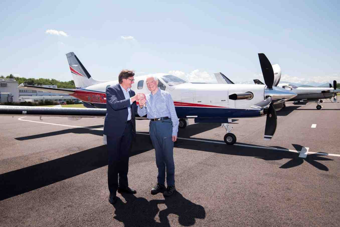 Remise des clefs d'un TBM910 par Nicolas Chabbert, vice président de Daher, à son propriétaire.