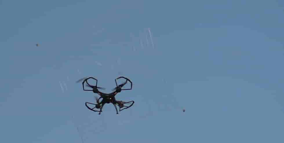 Le filet vient se coincer dans les rotors du drone.