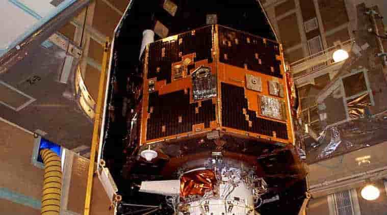 Mise sous coiffe du satellite à Vandenberg (Californie)