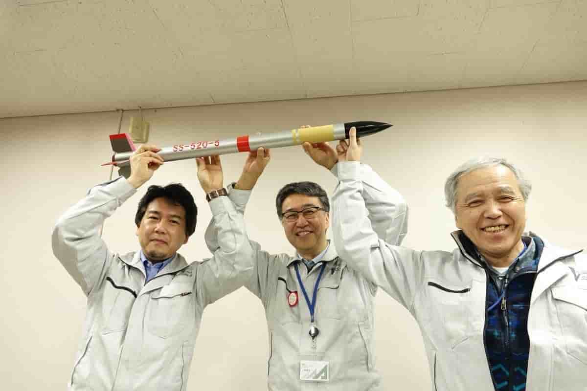 De g. à d. : Hiroto Habu (chef de projet Jaxa), Shinichi Nakasuka (Université de Tokyo) et Yoshifumi Inatani (Isas) brandissent une maquette du SS-520-5 après le vol réussi.