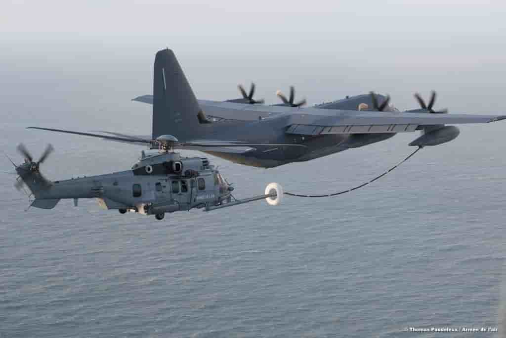 Les pilotes de Caracal de l'EH 1/67 s'entraînent au ravitaillement en vol lors de l'exercice Dark Dune.