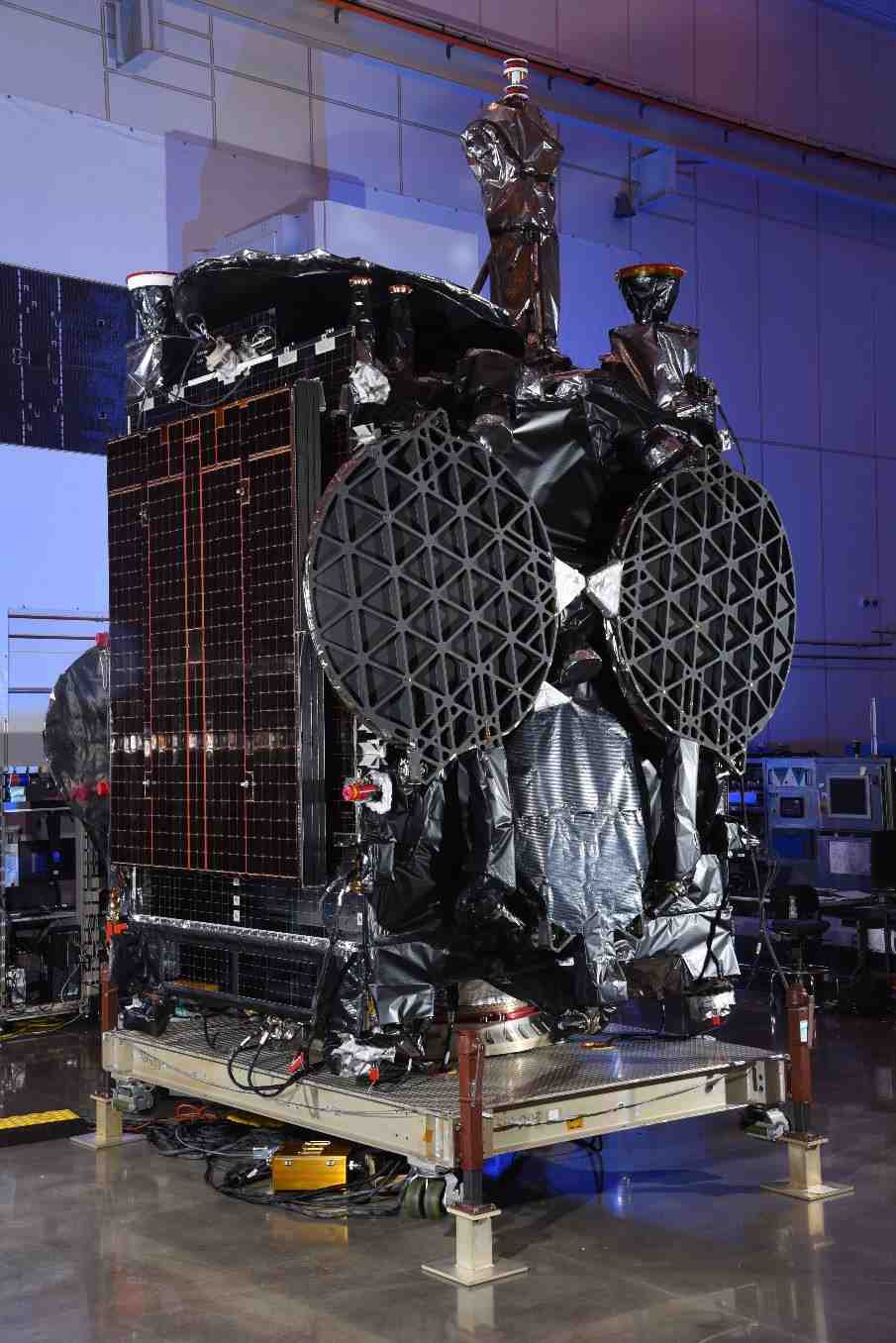 GovSat 1 panneaux repliés, quelques semaines avant sa mise sous coiffe.