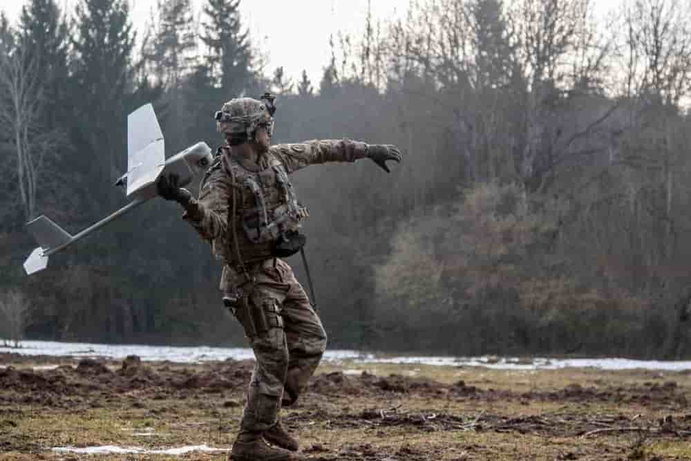 La police militaire américaine s'entraîne à utiliser le drone Raven.