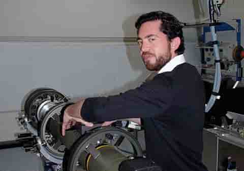 Vincent Jager teste, mesure et valide tous les sous-ensembles d'un missile chez MBDA.