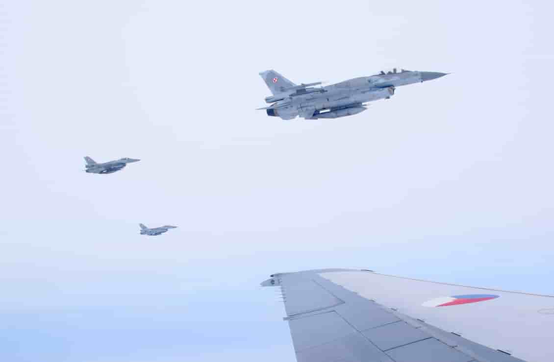 Des F-16 polonais se présentent au ravitaillement sur un KDC-10 néerlandais durant EART 2019