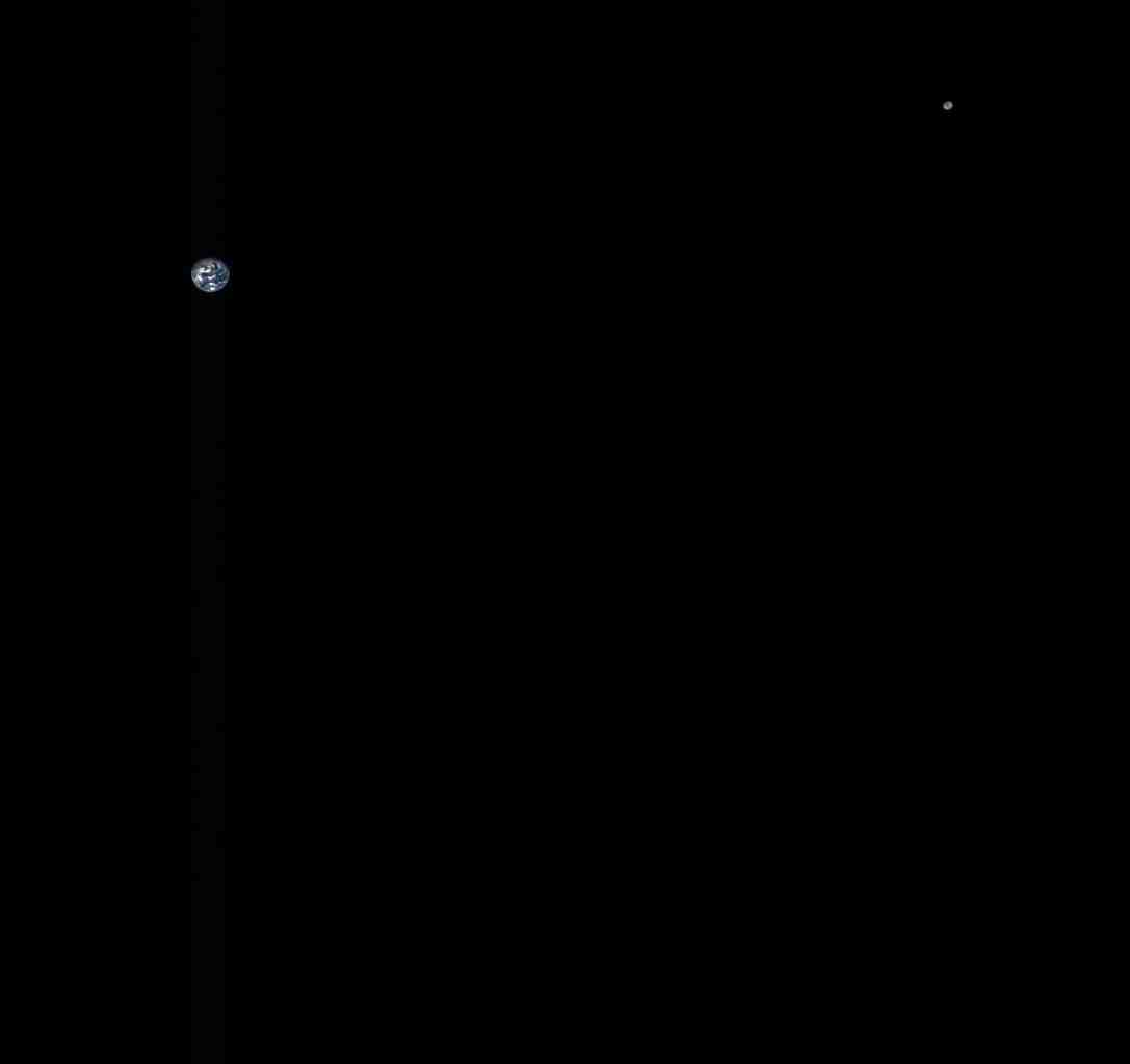 Image composite prise le 2 octobre 2017 par la sonde Osiris-Rex, montrant le couple Terre-Lune