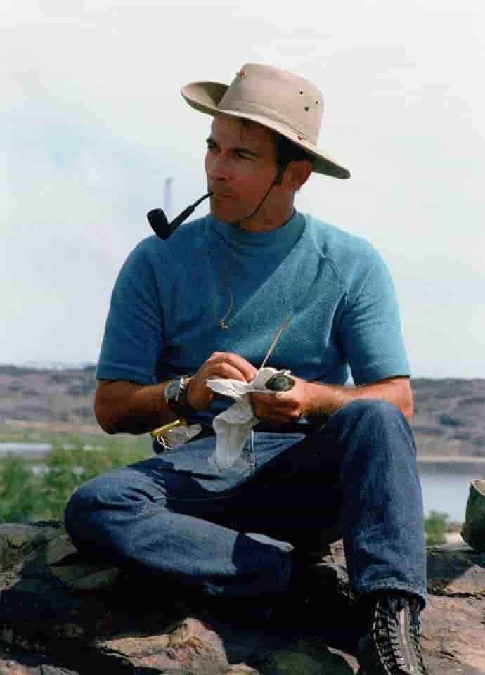 John Young, le calme incarné, fumant la pipe lors d'une formation de terrain à la géologie, dans le cadre de la préparation de la mission Apollo 16.