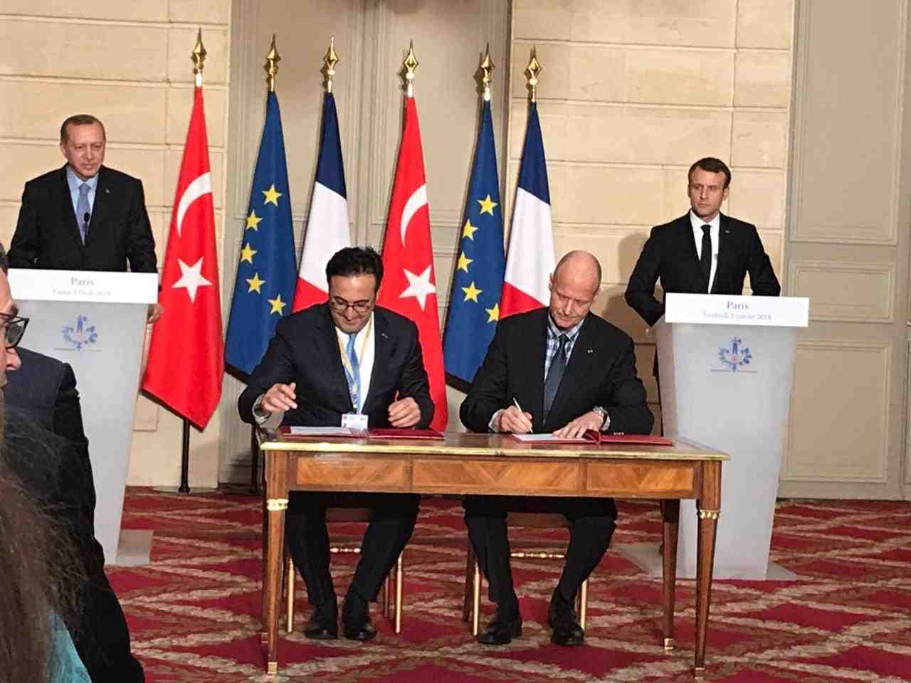 Signature de la lettre d'intention de Turkish Airlines sous les yeux des présidents turc et français.