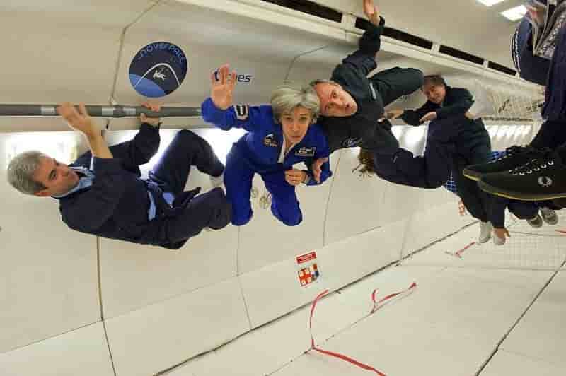 Claudie Haigneré, aux côté de ses collègues astronautes français Léopold Eyharts et Jean-François Clervoy (de gauche à droite), à bord de l'Airbus ZERO G de Novespace