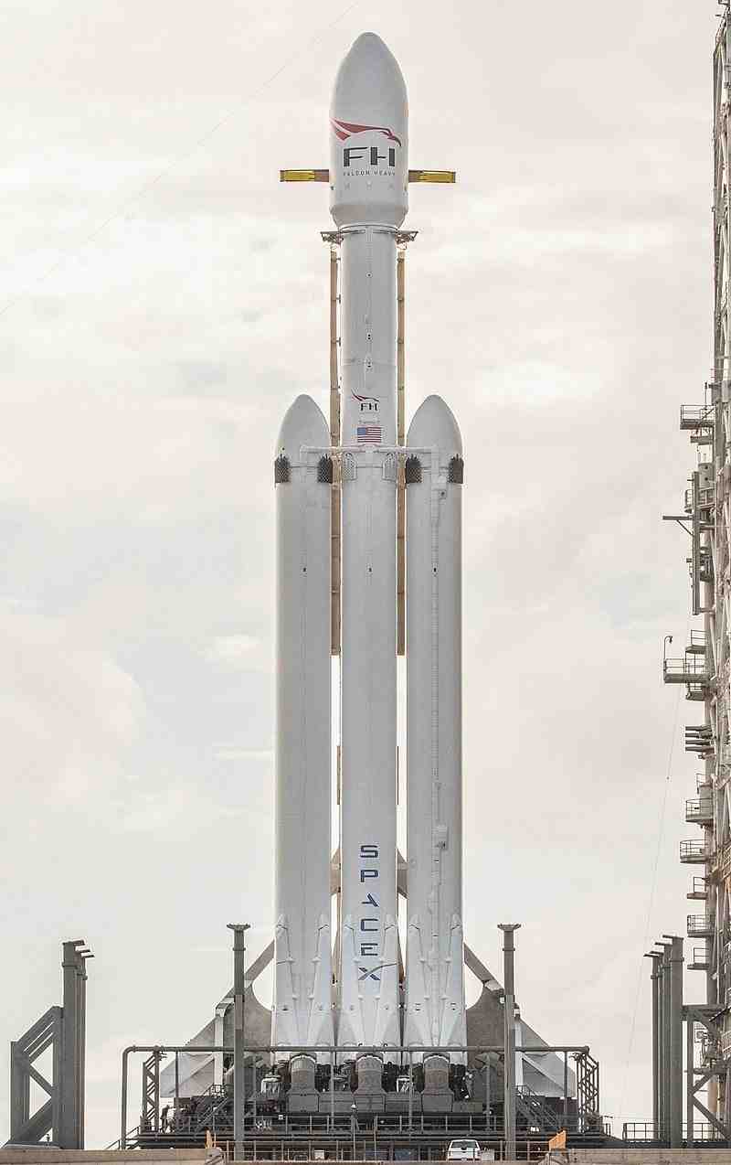 Le Falcon Heavy, érigé sur son pas de tir, le 28 décembre dernier