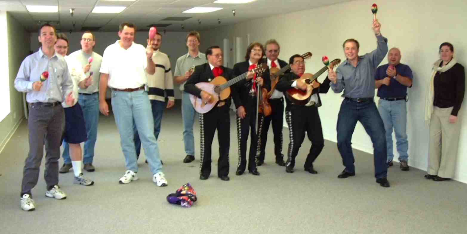 En 2002, Elon Musk (troisième en partant de la droite) lançait Space Exploration Technologies à El Segundo (Californie), sur un air de mariachi.