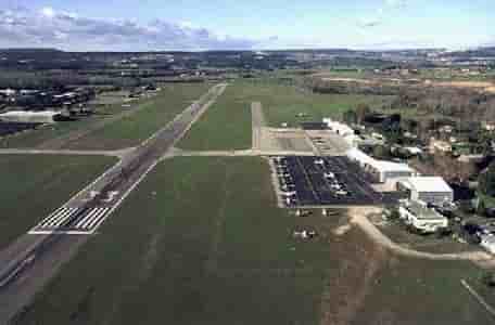 L'aérodrome d'Aix-Les Mille est ouvert à l'aviation privée et d'affaires.